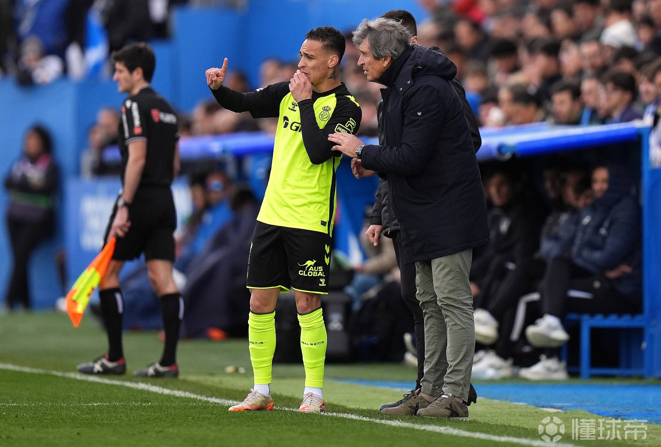 包含今晚曼联调整名单以备西甲；队长鼓劲环节打磨；话题不断；年轻球员得到机会的词条